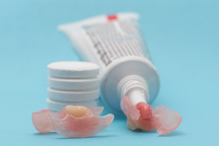 crema adhesiva para prótesis dentales