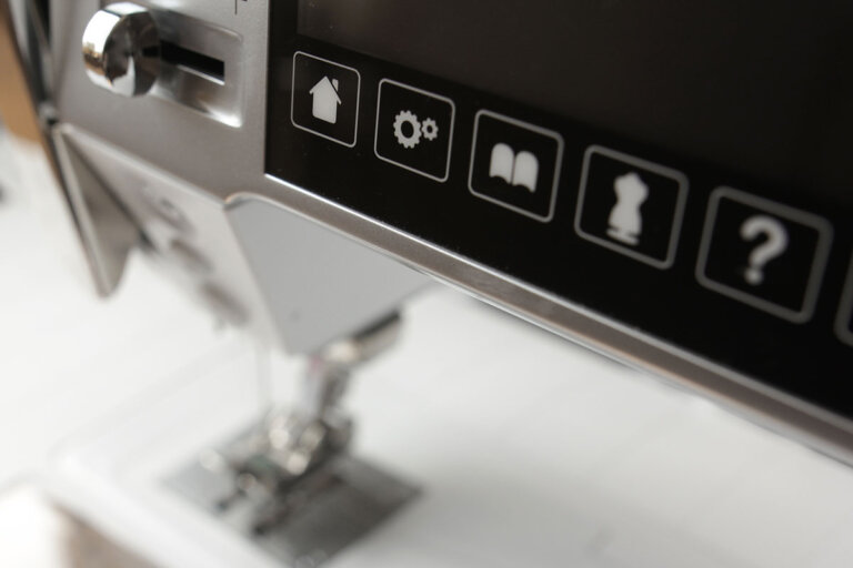 máquina de coser computarizada